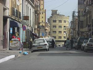 ORAN RUE D ASSAS ET AU FOND IMMEUBLE DEVANT LA GARE